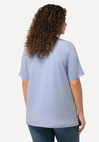 Ulla Popken RUNDHALSAUSSCHNITT - Jednoduché tričko - classic sky blue