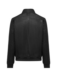 Giacca di pelle nera con una texture liscia, polsini e orlo a coste. Presenta un collo alto e un design pulito e minimalista.