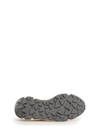 Suela de goma negra con patrones de tracción en forma de triángulo, con una parte superior ligera texturizada y un acabado beige. Adecuado para actividades al aire libre.