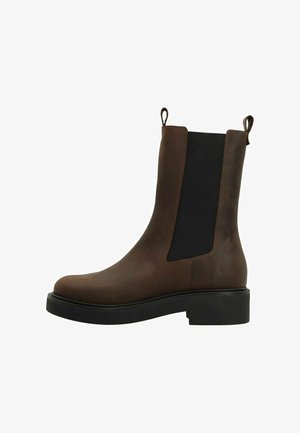 Braune Leder-Ankle-Boots mit elastischen Seitenpanele, runder Zehenpartie und einer strukturierten schwarzen Sohle. Verfügt über Zuglaschen für ein einfaches An- und Ausziehen.