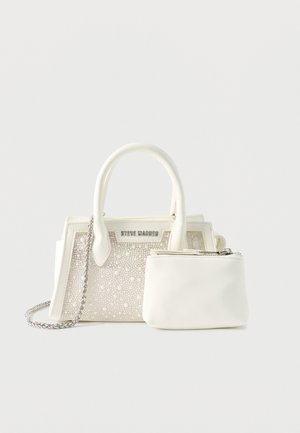 Pequeño bolso blanco con frente texturizado y cadena plateada, acompañado de un estuche blanco liso con cremallera.