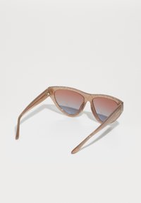 Guess Napszemüvegek - shiny beige/gradient brown