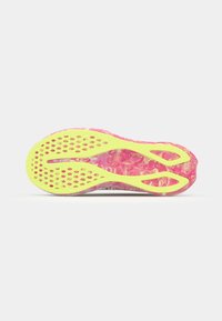 Schuhsohle mit einem pink marmorierten Design und gelben Akzenten. Verfügt über perforierte Bereiche zur Belüftung und eine aerodynamische Form.