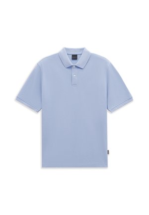 Hellblaues kurzärmeliges Polohemd mit Kragen, zwei weißen Knöpfen und dezentem Logo auf der Brust, flach auf weißem Hintergrund dargestellt.