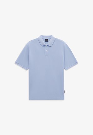 Hellblaues kurzärmeliges Polohemd mit Kragen, zwei weißen Knöpfen und dezentem Logo auf der Brust, flach auf weißem Hintergrund dargestellt.