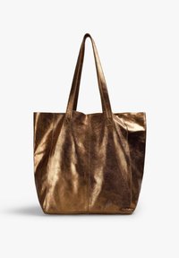 Bolso tote de bronce metálico con dos asas resistentes, que presenta una textura suave y un diseño espacioso, adecuado para el uso diario.