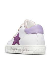 Sneaker in pelle bianca con un accento in suede viola a forma di stella, tallone di un viola chiaro e suola in gomma con la scritta "play" stampata sul lato.