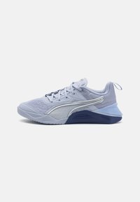Chaussures de sport bleu clair avec des superpositions en maille et en synthétique, motifs texturés et accents argentés. Présentent un design profil bas et une semelle en caoutchouc.