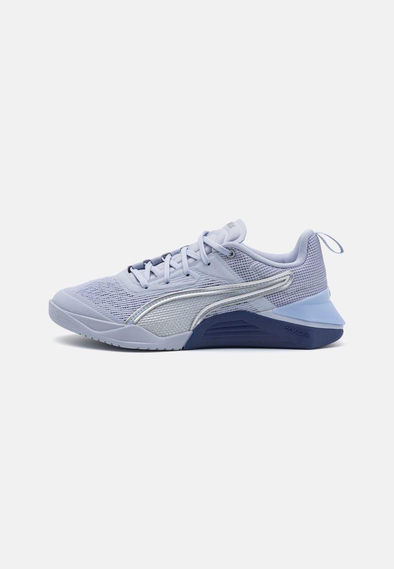 Chaussures de sport bleu clair avec des superpositions en maille et en synthétique, motifs texturés et accents argentés. Présentent un design profil bas et une semelle en caoutchouc.