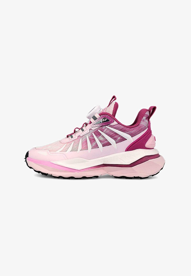 Zapatilla deportiva ligera, en rosa y blanco, con parte superior de malla, diseño estriado único, suela acolchada y un dial para ajustar el ajuste.