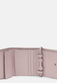 Helles rosa Lederportemonnaie mit mehreren Kartenfächern, einem Reißverschlussfach und einem dekorativen Schlaufenverschluss. Glatte Textur.