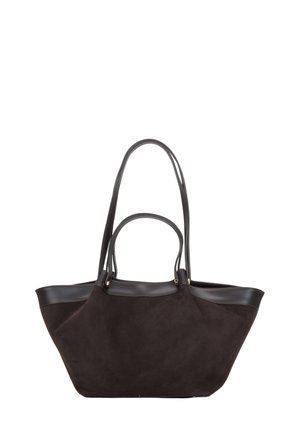 Sac cabas en daim brun foncé avec des accents en cuir lisse. Il présente deux longues poignées et une forme structurée. Aucun système de fermeture ni motif visible.