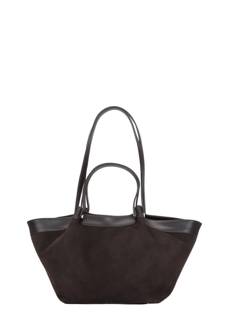 Torba na ramię z ciemnobrązowego zamszu z gładkimi skórzanymi elementami. Posiada dwa długie uchwyty i usztywniony kształt. Bez widocznych zapięć ani wzorów.