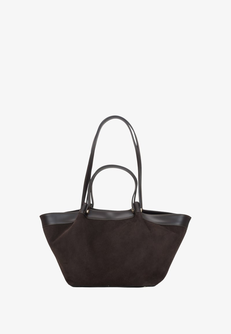 Torba na ramię z ciemnobrązowego zamszu z gładkimi skórzanymi elementami. Posiada dwa długie uchwyty i usztywniony kształt. Bez widocznych zapięć ani wzorów.