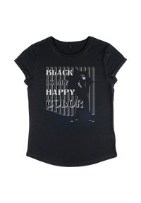 Černé tričko s krátkým rukávem a ohrnutými rukávy, na kterém je text "Černá je moje šťastná barva" a grafika osoby v černém oblečení, která drží deštník.