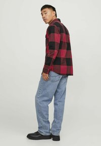 Jack & Jones JJEDARREN czerwony melanż