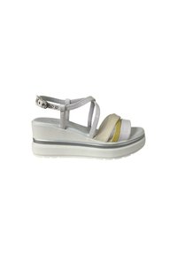 Sandali piattaforma grigi e bianchi con design a strap, fibbia regolabile e strisce di colore giallo e beige in alto.