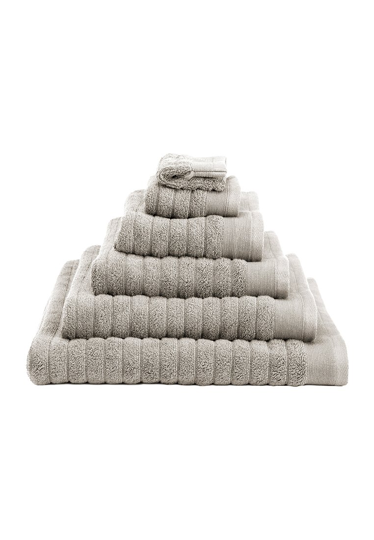 Graue Baumwollhandtücher, in einer Pyramidenform gestapelt, unterschiedlicher Größe, mit gerippten Akzenten und einer weichen, strukturierten Oberfläche.