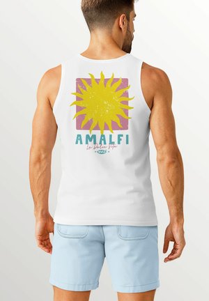 Weißes, ärmelloses Tanktop mit einem bunten Sonnenmotiv, strukturiertem Design und dem Text "AMALFI La Dolce Vita" in fetten Buchstaben.