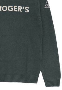 Maglione a maglia verde scuro con polsini e bordo a coste, caratterizzato dal testo bianco "ROGER'S" sul petto e un patch con logo sulla manica.