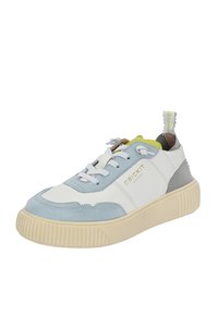 Sneaker leggero blu e bianco realizzato in materiali scamosciati e in pelle. Presenta una suola spessa e rigata di colore beige e un inserto decorativo con una linguetta impreziosita da accenti fluorescenti.