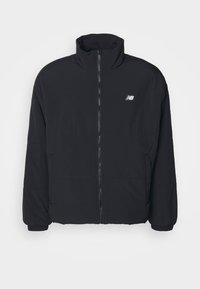 Svart zip-up jacka med hög krage, elastiska muddar och sidofickor; tillverkad av isolerande material; har en liten logotyp på bröstet.