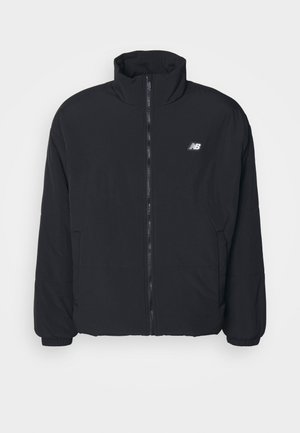 Schwarze Zip-Jacke mit hohem Kragen, elastischen Bündchen und Seitentaschen; aus isolierendem Material; verfügt über ein kleines Logo auf der Brust.