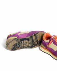 Zapatillas de ante moradas y crema con acentos naranjas, que presentan una suela beige texturizada y un gráfico negro detallado en la parte inferior.
