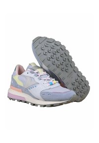 Sneaker dai colori pastello realizzati con un mix di materiali in suede e mesh. Presentano una suola in gomma testurizzata, un design con lacci e decorazioni di perline colorate.