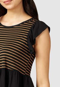 Zwart en bruin gestreepte jurk met een uitlopende stoffen rok, ruches aan de korte mouwen en een ronde halslijn met decoratieve stiksels.