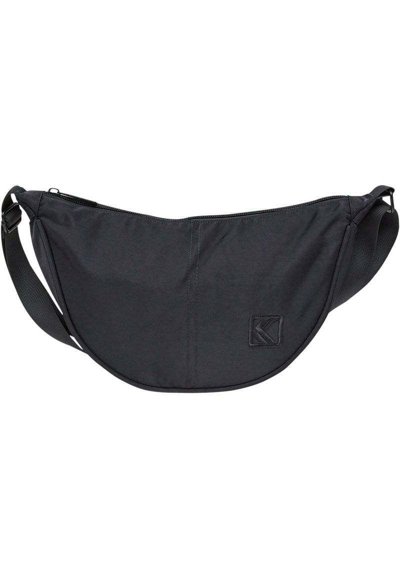 Borsa a tracolla nera in tessuto con forma curva, chiusura con zip e tracolla regolabile. Presenta un logo in patch testurizzato sul davanti.