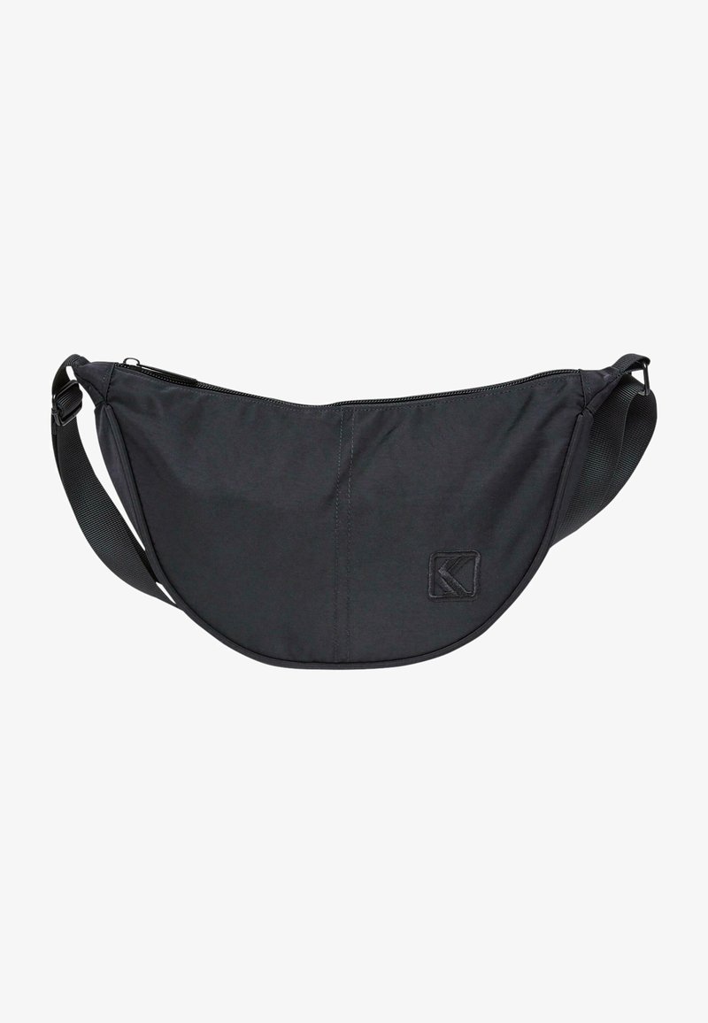 Borsa a tracolla nera in tessuto con forma curva, chiusura con zip e tracolla regolabile. Presenta un logo in patch testurizzato sul davanti.