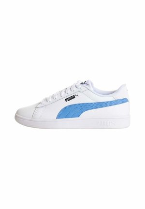 Zapatillas blancas con un upper sintético liso, que presenta acentos laterales azules y una suela de goma texturada. Cintas y marca en negro.