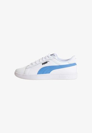 Zapatillas blancas con un upper sintético liso, que presenta acentos laterales azules y una suela de goma texturada. Cintas y marca en negro.