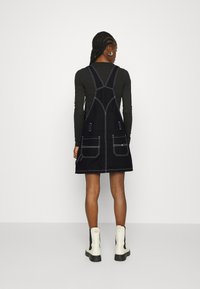 Tommy Jeans STITCH DUNGAREE DRESS - Jeansklänning - black