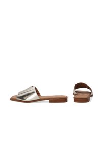 Metallic sølv slidesandaler med flad sål, åben tådesign og fodseng i tan læder. Enkel, minimalistisk stil uden udsmykninger.