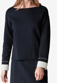 Marineblaues Strickpullover mit weitem U-Boot-Ausschnitt, kontrastierenden grauen Bündchen und weißen Nähten, in lässiger Passform.