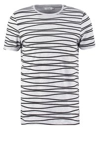 Grå bomullströja med svarta vågiga ränder. Har en rund halsringning och korta ärmar. Slät textur och avslappnad design.