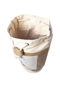 Offene beige- und braunfarbene Stoffzugtasche mit Metallösen und einem kleinen Patch mit blauem und rotem Design auf der Seite.