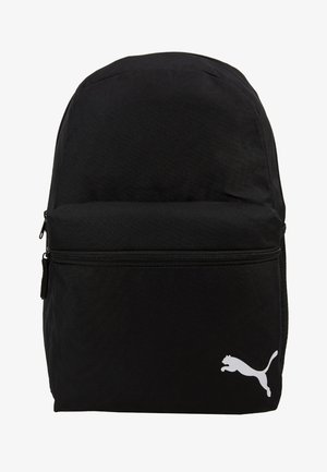 Zaino in tessuto nero con parte superiore arrotondata, dotato di tasca con zip frontale e logo Puma bianco sul lato destro in basso.