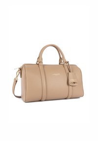 Borsa a tracolla in pelle beige con finitura testurizzata. Presenta doppie maniglie, una tracolla rimovibile e un accento con logo dorato. Chiusura con zip.