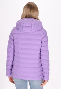 Ljuslila puffjacka med huva, med horisontell quiltad design, slät textur och elastisk nederkant.