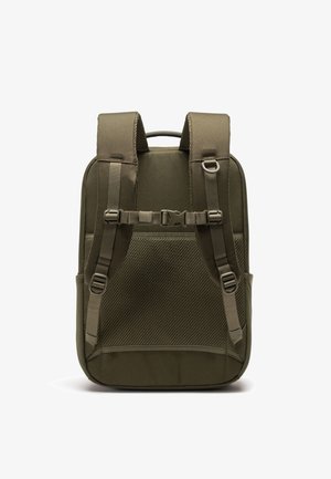 Olivově zelený batoh vyrobený z odolné látky, vybavený polstrovanými ramenními popruhy, síťovou panely a předním sponou pro bezpečné uzavření.