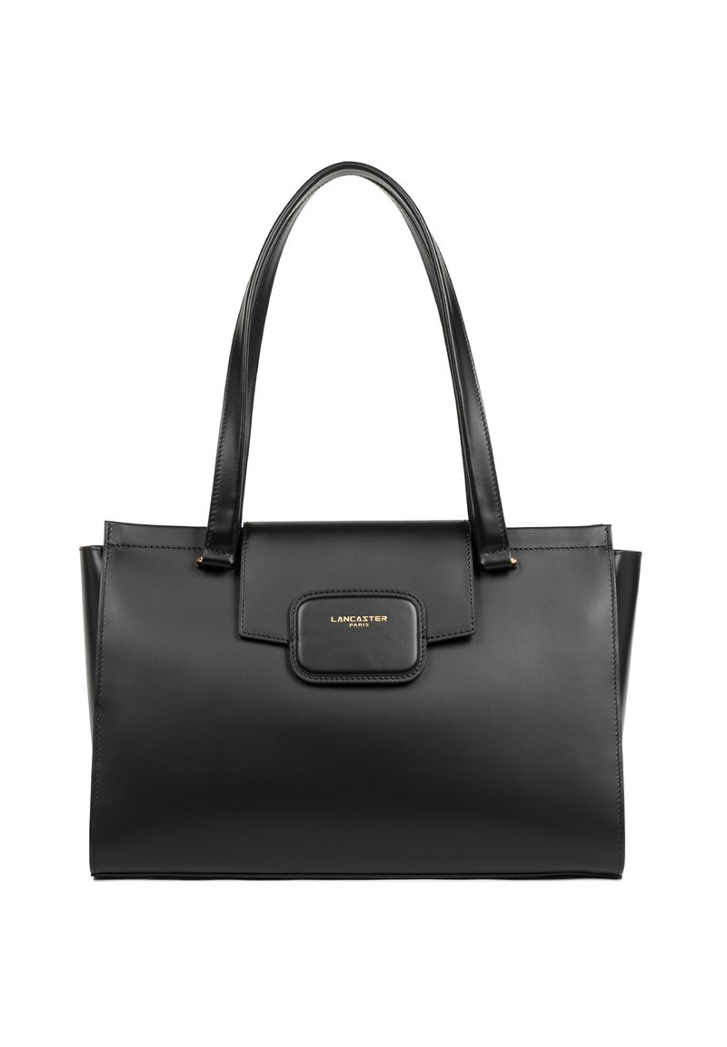 Borsa tote in pelle nera con due lunghe maniglie, forma piatta, texture liscia e un accento in oro sul taschino anteriore.