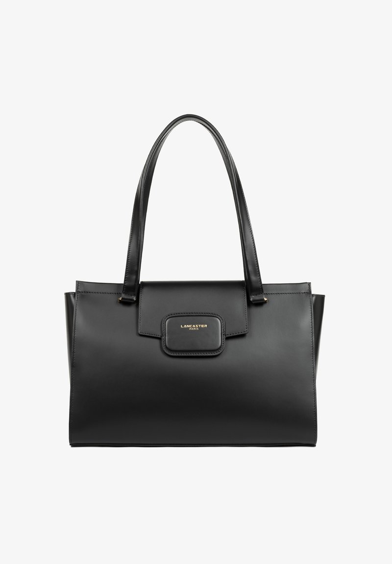 Borsa tote in pelle nera con due lunghe maniglie, forma piatta, texture liscia e un accento in oro sul taschino anteriore.