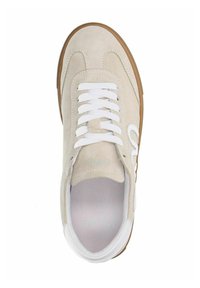 Beige suède sneakers met witte veters en interieur, rubberen zool en een subtiele merkteken aan de zijkant. Rond toel ontwerp.