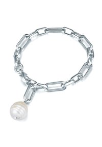 Pulsera de cadena de plata con eslabones alargados y un charm redondo de perla texturizada colgando de un eslabón.