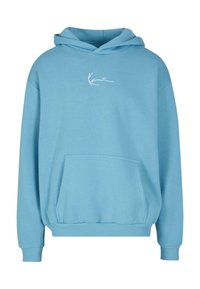 Gaiši zils kapucīna džemperis ar priekšējo kangoru kabatu un mazu baltu kursīvu logotipu uz krūtīm.