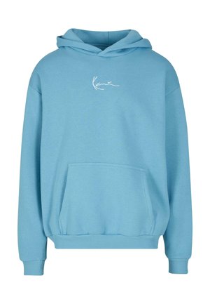 Gaiši zils kapucīna džemperis ar priekšējo kangoru kabatu un mazu baltu kursīvu logotipu uz krūtīm.