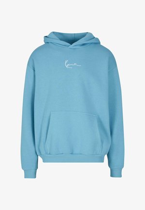 Jasnoniebieska bluza z kapturem, z przednią kieszenią typu kangur i małym białym logo napisanym kursywą na klatce piersiowej.